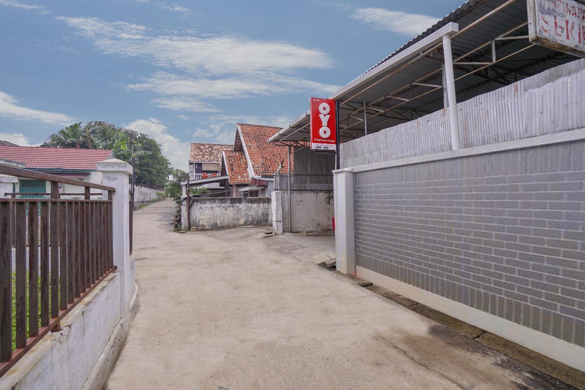 Super Oyo 1868 Penginapan Sekip Palembang Eksteriør bilde